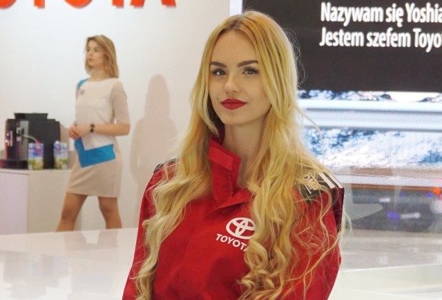 Do niedzieli potrwają największe w Polsce targi motoryzacyjne Motor Show 2018 w Poznaniu. Uwagę gości przyciągają nie tylko lśniące nowością samochody, ale też piękne hostessy. Zobacz wideo: To one odciągają wzrok od samochodów. Piękne hostessy na Poznań Motor ShowWideo: Agencja TVN/x-newsNa gości, którzy przybędą na tereny Międzynarodowych Targów Poznańskich czekają cztery salony:   samochodowy, motocyklowy, caravaningowy oraz ciężarowy. Wystawie pojazdów towarzyszy mnóstwo atrakcji związanych z motoryzacją. Tegoroczne Poznań Motor Show 2018, odbywające się pod hasłem „Motoryzacja jutra” są jeszcze ciekawsze niż zeszłoroczne targi, które spotkały się przecież z bardzo dobrymi, o ile nie entuzjastycznymi opiniami.  Wśród obecnych na polskim rynku marek zabrakło jedynie Forda, Infiniti, Opla i Renault, ale za to pozostałe pokazały to co mają aktualnie najciekawsze.Volkswagen po raz pierwszy w Europie  zaprezentował nowego tuarega.Więcej o targowych premierach przeczytasz w materiale: Poznań Motor Show 2018. Premiery aut na targach [ZDJĘCIA, WIDEO]Przeczytaj, ile kosztują bilety i w jakich godzinach można wejść na targiPOLECAMY PAŃSTWA UWADZE: