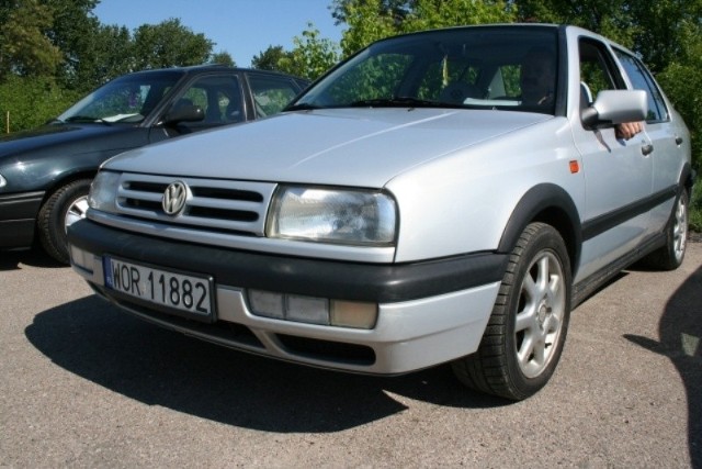 VW Vento, 1995 r., 1,9 TDI, klimatronic, elektryczne szyby i lusterka, tempomat, centralny zamek, wspomaganie kierownicy, 4 tys. 800 zł;