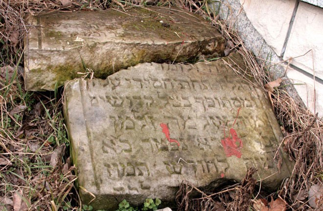 Zdewastowany cmentarz żydowski