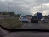 Do skrętu jadą po pasie zieleni - zobacz video z Łódzkiej w Kielcach 