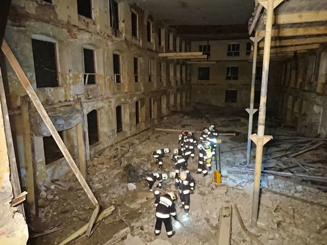 O mało nie doszło do tragedii. W jednym z opuszczonych budynk&oacute;w zawalił się strop, strażacy przeszukiwali gruzy i sami prawie zostali pogrzebani.W czwartek, 28 grudnia, po godzinie 12.00 strażacy z Krosna Odrzańskiego odebrali zgłoszenie o zawalonym stropie w opuszczonej fabryce w Gubinie. Niezwłocznie na miejsce działań wyruszyły zastępy PSP oraz okoliczne OSP. Podejrzenie było, że pod gruzami mogą być ludzie. Na miejsce ściągnięto r&oacute;wnież specjalistyczną grupę poszukiwawczą przy JRG Krosno Odrzańskie oraz grupę z psami z Wrocławia. &lt;iframe src=&quot;//get.x-link.pl/bca971df-91c9-5a1e-ec2c-8980792cad92,c7de58f5-b0d8-4f17-0dce-38dbee4017df,embed.html&quot; width=&quot;700&quot; height=&quot;380&quot; frameborder=&quot;0&quot; webkitallowfullscreen=&quot;&quot; mozallowfullscreen=&quot;&quot; allowfullscreen=&quot;&quot;&gt;&lt;/iframe&gt;- Zar&oacute;wno psy jak i aparatura pomiarowa nie stwierdziła, że pod gruzami są osoby żywe - m&oacute;wi rzecznik lubuskich strażak&oacute;w, kpt. Dariusz Szymura.Zadaniem wszystkich zastęp&oacute;w było odgruzowywanie w celach poszukiwawczych. Cały czas było niebezpieczeństwo, że na teren działania spadnie pozostała część stropu. Około 20:30 dowodzący akcją nakazał opuszczenie pomieszczenia w kt&oacute;rym prowadzone były działania. Było to prawidłowy rozkaz ponieważ gdy ratownicy opuszczali pomieszczenie pozostały strop zaczął się sypać a całkowicie się zapadł kilka sekund p&oacute;źniej.W piątek, 29 grudnia, w gabinecie burmistrza Bartłomieja Bartczaka odbyło się specjalne spotkanie. - Do zawalenia się stropu przyczynili się złomiarze. Był tam jakiś agregat prądotw&oacute;rczy - m&oacute;wi włodarz. Dodał, że miasto własnymi siłami zamierza zabezpieczyć budynek, aby nikt do niego nie wchodził. - Wiemy, że to własność prywatna, jednak właściciele to firma widmo. Pod danymi adresami nie ma żadnego biura. Nie możemy nawiązać z nimi kontaktu, dlatego postanowiliśmy nie czekać na nich i zabezpieczyć budynek własnymi siłami - zaznacza Bartczak.- Apelujemy, ze względu na bezpieczeństwo, aby nikt nie zbliżał się do budynku przy Al. Łużyckich 1B - m&oacute;wi rzecznik powiatowej komendy policji w Krośnie Odrzańskim, Justyna Kulka.Autor: Łukasz Koleśnik&lt;b&gt;Przeczytaj też:&lt;/b&gt; &lt;a href=&quot;http://www.gazetalubuska.pl/wiadomosci/zielona-gora/g/koleda-2018-zielona-gora-plan-koled-w-parafiach-w-zielonej-gorze-kiedy-przyjdzie-do-ciebie-ksiadz-po-koledzie-plan-wizyt,12802562,26833726/&quot; title=&quot;&quot; target=&quot;_blank&quot;&gt; &lt;font color=&quot;blue&quot;&gt; &lt;b&gt;Kolęda 2018 Zielona G&oacute;ra. Plan kolęd w parafiach w Zielonej G&oacute;rze. Kiedy przyjdzie do Ciebie ksiądz po kolędz&lt;/b&gt;&lt;/font&gt;&lt;/a&gt;&lt;center&gt;&lt;div class=&quot;fb-like-box&quot; data-href=&quot;https://www.facebook.com/gazlub/?fref=ts&quot; data-width=&quot;700&quot; data-show-faces=&quot;true&quot; data-stream=&quot;false&quot; data-header=&quot;true&quot;&gt;&lt;/div&gt;&lt;/center&gt;