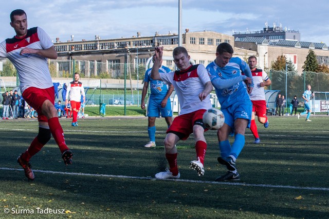 Spotkanie rozegrano na boisku ze sztuczną trawą na stadionie przy ulicy Ceglanej w Stargardzie