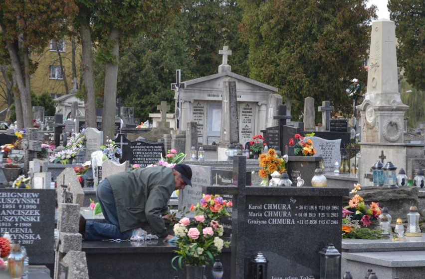 Gorliczanie porządkują groby swoich bliskich [Zdjęcia]