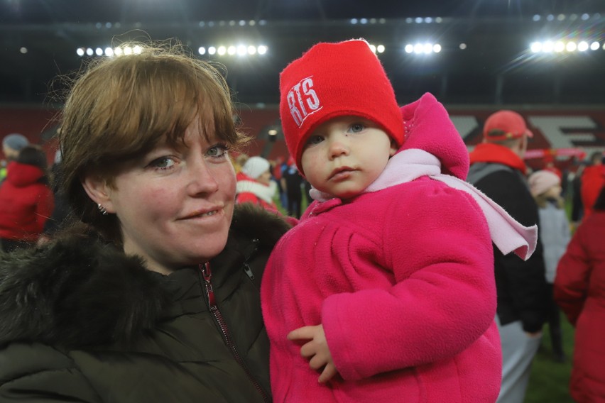 Żywa choinka na stadionie Widzewa! Kibice utworzyli kolorowe drzewo. ZDJĘCIA