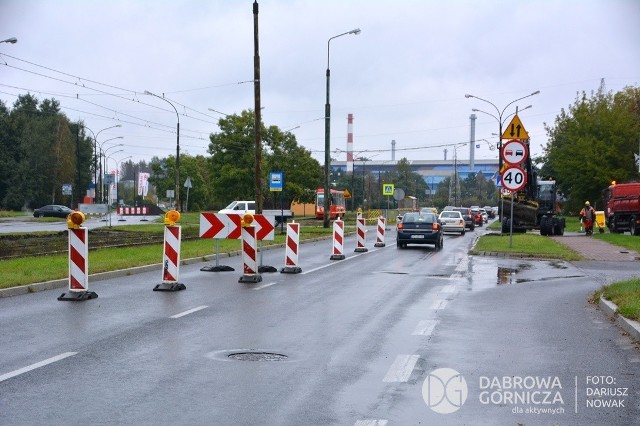 Na ul. Sobieskiego w Dąbrowie Górniczej pojawiły się objazdy, część drogi wyłączona została całkowicie z ruchu Zobacz kolejne zdjęcia/plansze. Przesuwaj zdjęcia w prawo - naciśnij strzałkę lub przycisk NASTĘPNE