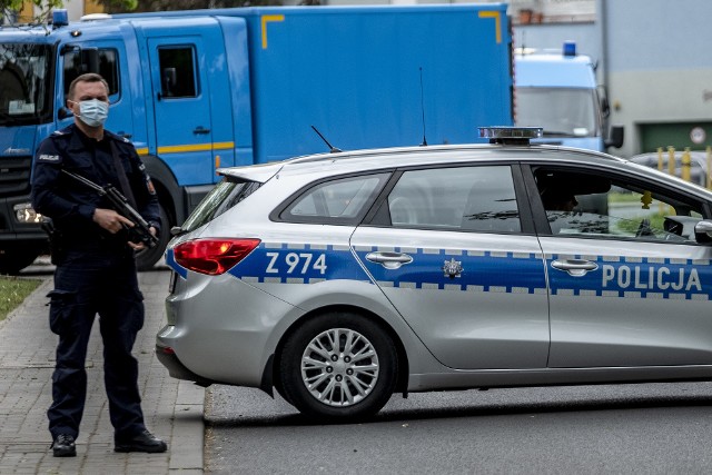 Policjanci zapobiegli tragedii na ul. Toruńskiej w Bydgoszczy, ewakuując kamienicę i obezwładniając podejrzanego.