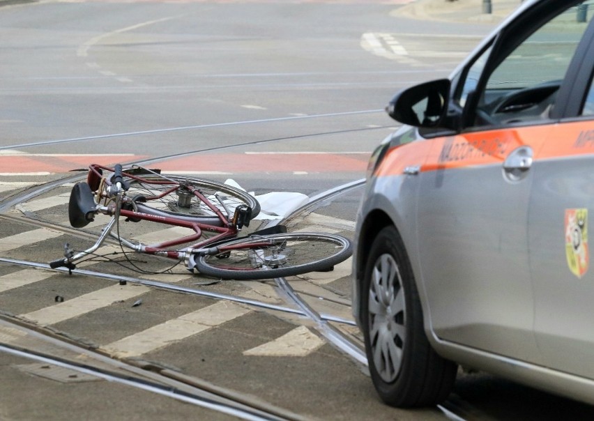 Wypadek rowerzystki na placu Bema we Wrocławiu