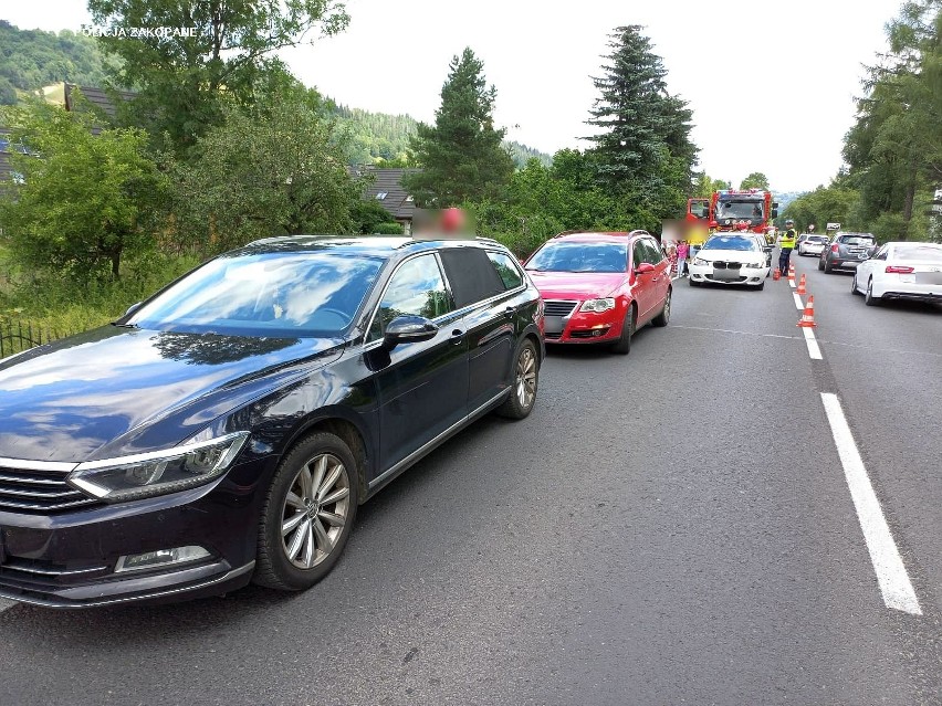 Zakopane. Cztery auta zderzyły się na ul. Kasprowicza. Wcześniej motocyklista uderzył w znak