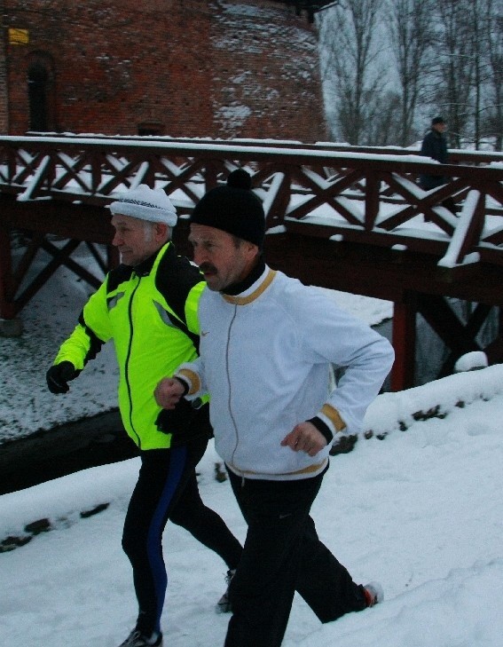 Stary rok pożegnali na trasie m.in. pracownik skarbówki Bronisław Kalisz i przedsiębiorca Roman Strzelczyk, którzy uczestniczyli też w pierwszym biegu w sylwestrowy wieczór 1984 r.