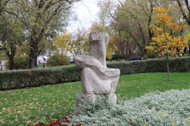 Rzeźba „Matkom” to dzieło, inspirowane motywem piety, stoi w parku Staromiejskim