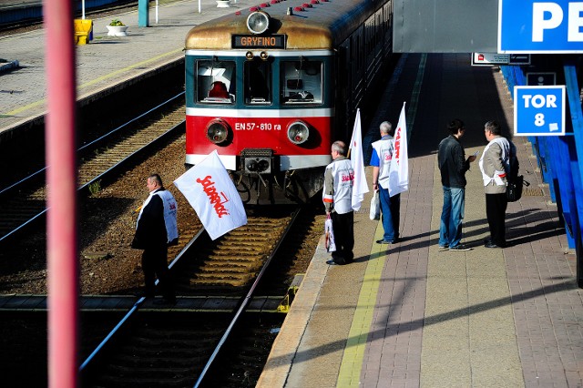Związkowcy zakładowej Solidarności na szczecińskim Dworcu Głównycm już od siódmej rano zatrzymywali pociągi Przewozów Regionalnych.