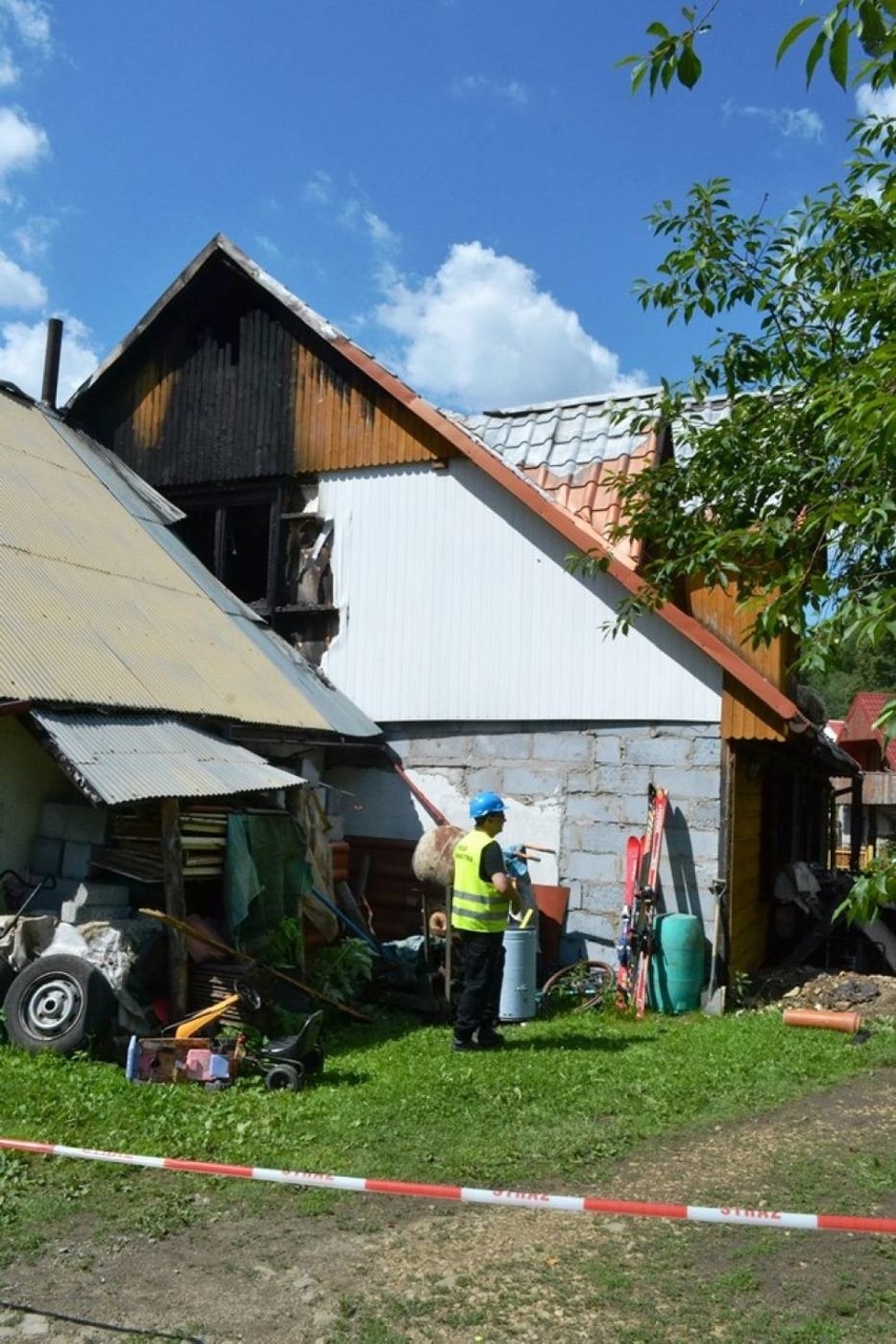 Tragiczny pożar w Rajczy: Dwoje dzieci zginęło w ogniu w drewnianym domu [NOWE FAKTY, NOWE ZDJĘCIA]