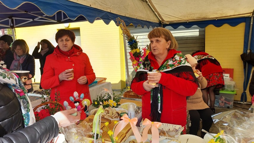 Tłumy na Kiermaszu Wielkanocnym w Opatowie. Rękodzieło, tradycyjne produkty i potrawy oraz pomoc charytatywna dla Aldony Świątek