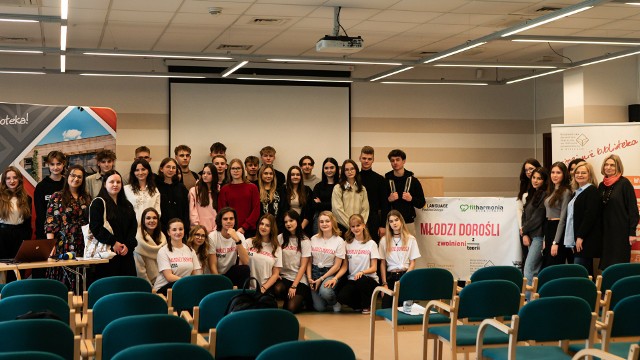 Uczniowie I Liceum imienia Stefana Żeromskiego w Kielcach wspierają innych uczniów. Pomagają obrać ścieżkę kariery zawodowej.