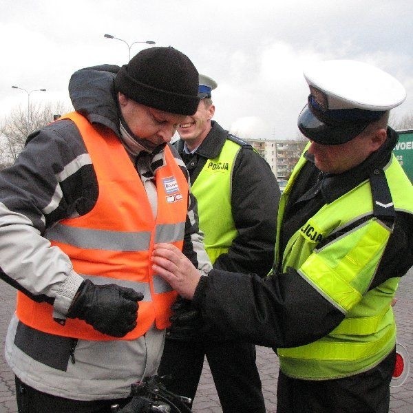 Kamizelkę przymierza Wiesław Nowak,  rowerzysta z Inowrocławia