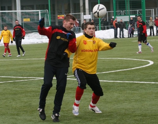 Michał Michałek ( z prawej) strzelił honorowego gola dla rezerw Korony Kielce w meczu z Siarką Tarnobrzeg.