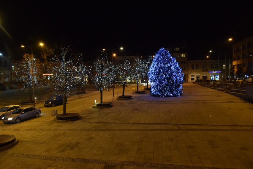 Gorlice. Miasto w świątecznej odsłonie. Na choince rozbłysły światełka, lipy mają swoje świetlne ubranka. Na kładce stanęła lampa naftowa 