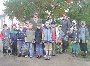 Uczniowie klasy pierwszej zbierali śmieci razem z wychowawczynią p. Stanisławą Ziemak. Na zdjęciu jest także dyrektor Adam Jabłonka