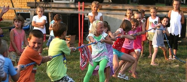 W sobotę przed sceną dzieciaki musiały wykazać się siła mięśni. W przeciąganiu liny zwyciężyły dziewczyny.