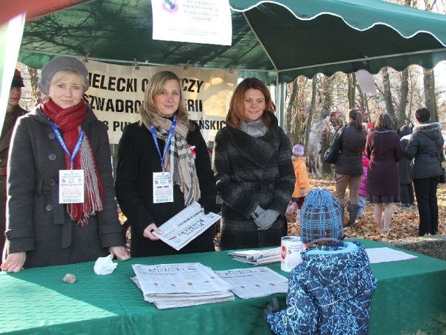 Żony kawalerzystów &#8211; od lewej Beata Kowalska, Iwona Mazur i Agnieszka Siłakiewicz kwestują podczas obchodów Święta Niepodległości w Kielcach.