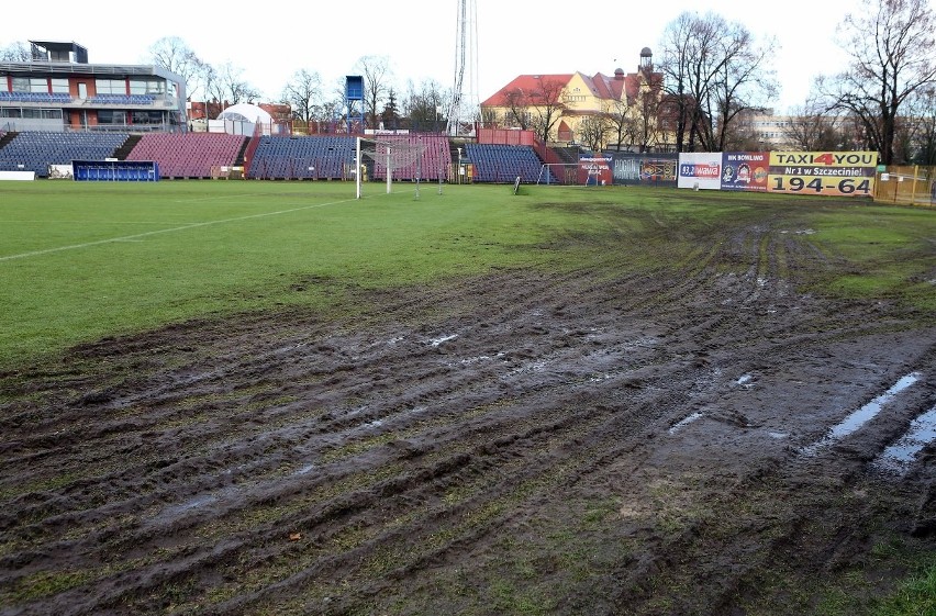 Prace kosmetyczne na murawie stadionu Pogoni Szczecin.