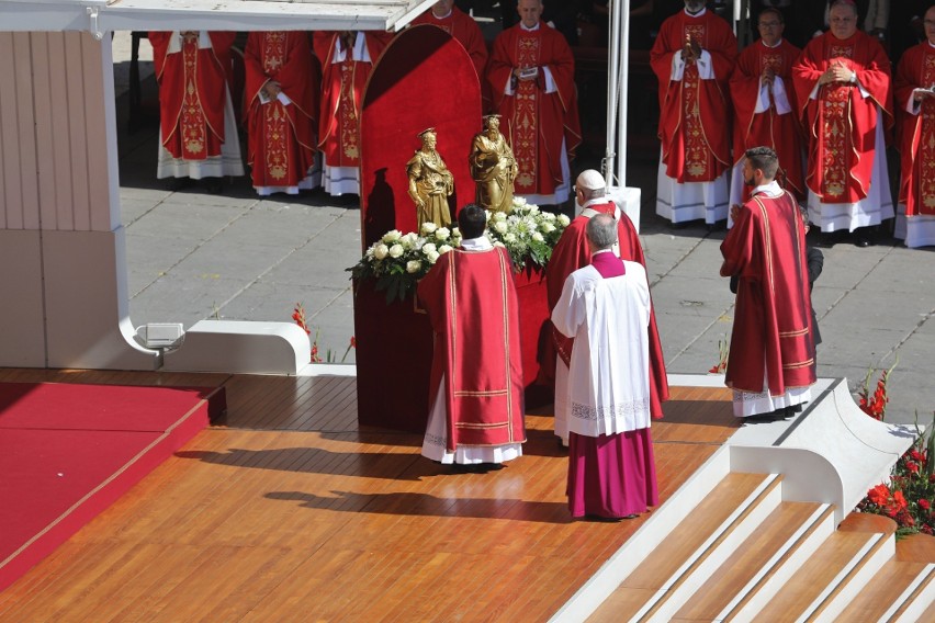Arcybiskup Grzegorz Ryś przyjął paliusz od papieża Franciszka. W Łodzi nałożenie paliusza w październiku [ZDJĘCIA]