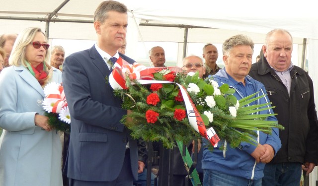 Sławomir Kowalczyk, wójt gminy Opatowiec, złożył kwiaty przed Pomnikiem Zwycięstwa Legionów w Czarkowach.