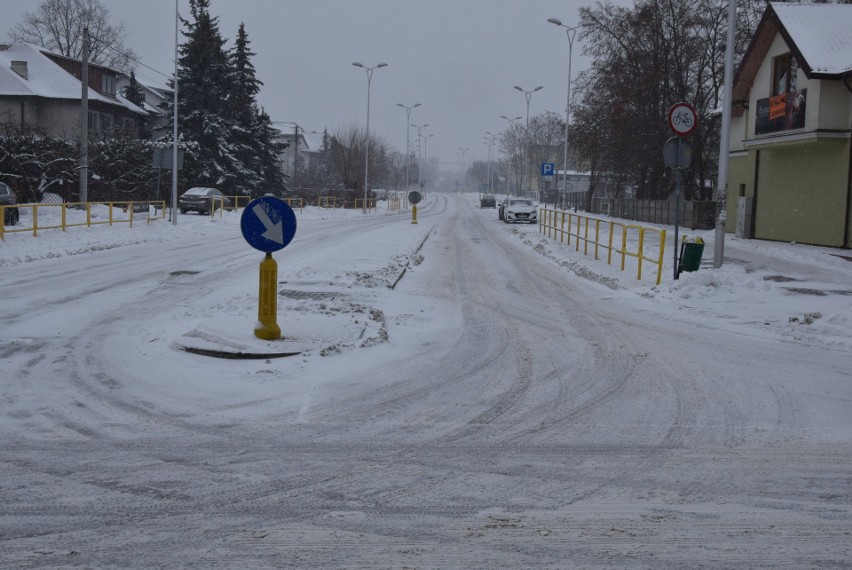 Śnieżyca w Ostrołęce. Komunikacyjny paraliż miasta. Bardzo trudne warunki na drogach. 8.02.2021. Zdjęcia