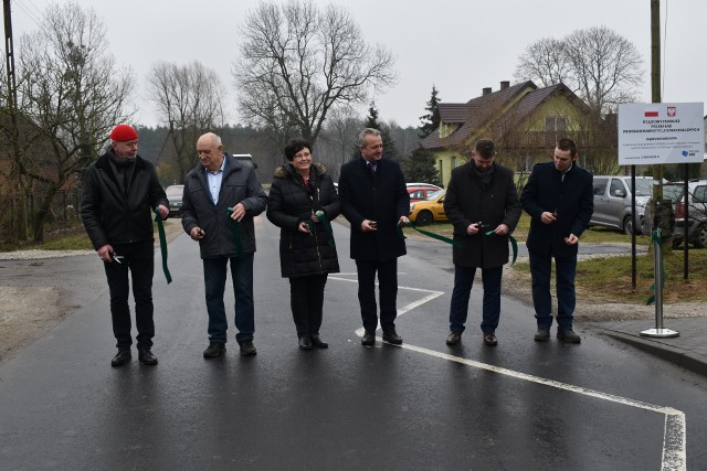 Odbyła się uroczystość otwarcia dopiero co zmodernizowanej drogi Chlewiska-Straszewo. Roboty drogowe wykonane zostały w ramach Rządowego Programu Polski Ład - Program Inwestycji Strategicznych