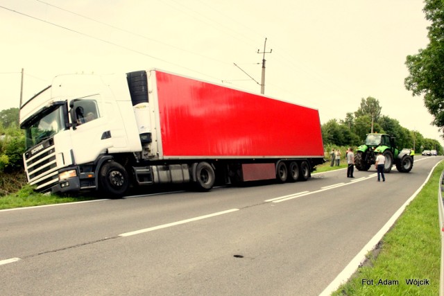 Ciężarówka w rowie na drodze krajowej nr11 w miejscowości Uliszki w powiecie koszalińskim, w gminie Będzino.Zobacz także Wypadek w Koszalinie. Ćwiczenia służb mundurowych