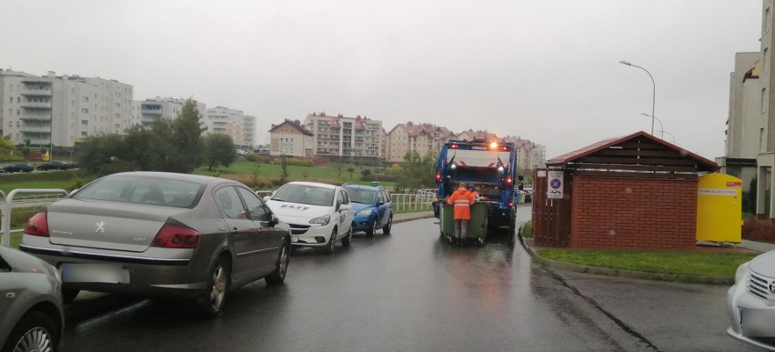 Niektórzy mieszkańcy zostawiają swoje auta na ulicy, pomimo...