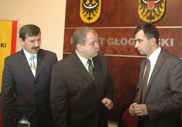 Rafael Rokaszewicz (z prawej) został starostą, przewodniczącym rady Marek Groffik a jego zastępcą Jeremi Hołownia