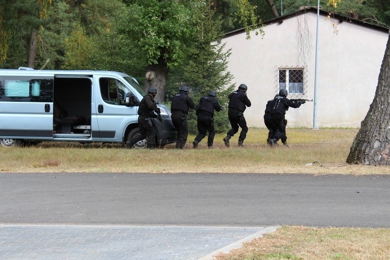 Policjanci wraz ze służbami ratowniczymi ćwiczyli w...