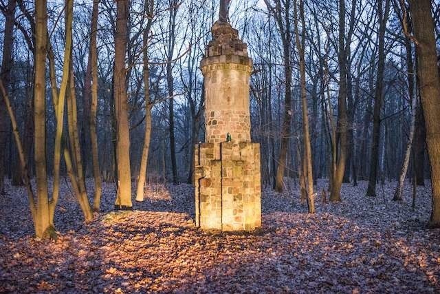 Do tej pory początki pomnika stojącego w lesie przy drodze na Barbarkę ginęły w mrokach dziejów, tajemnic i zagadek