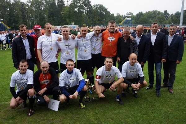 18 drużyn piłkarskich zmierzyło się w turnieju piłkarskim o puchar marszałka.