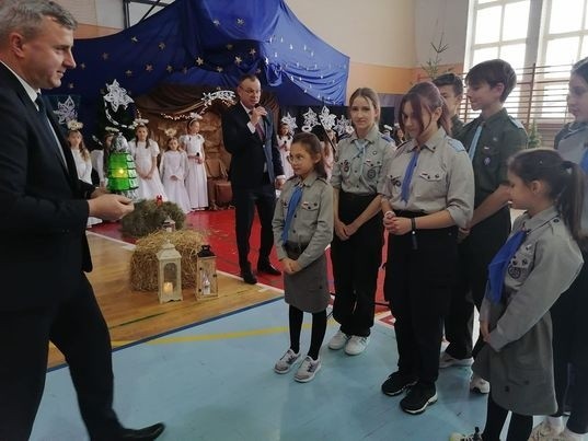 Jasełka w szkołach i świąteczne tradycje w Daleszycach. Uczniowie wystawili piękne przedstawienie. Zobacz zdjęcia