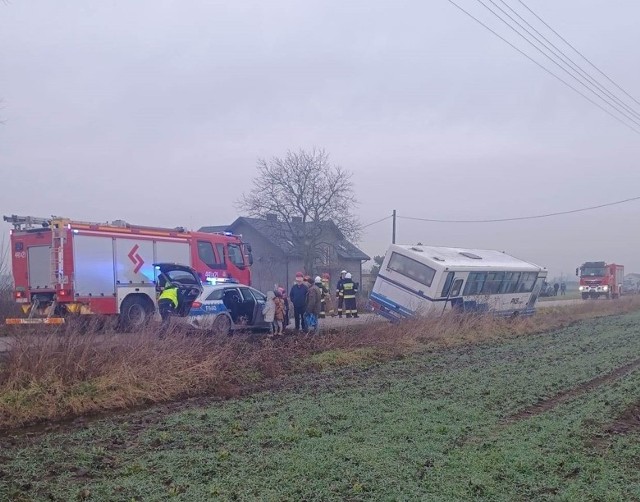 Chwilę grozy przeżyły dzieci, które w poniedziałek (9 stycznia) podróżowały autobusem do szkoły i w miejscowości Gąsiorów pod Łęczycą jego kierowca stracił panowanie nad pojazdem. Autobus zjechał z drogi i zatrzymał się w rowie. ZOBACZ ZDJĘCIA