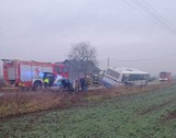 Wypadek pod Łęczycą. Autobus szkolny zatrzymał się w rowie. Dzieci uciekały przez rozbitą szybę... ZDJĘCIA
