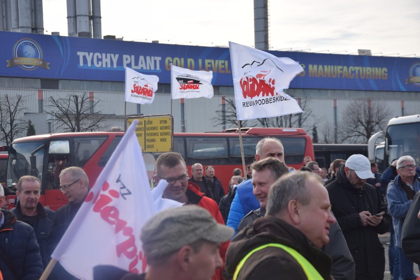 Protest związkowców przed FCA w Tychach