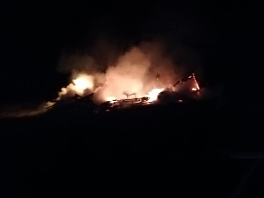 Pożar stodoły w Zwoleniu, budynek spłonął niemal doszczętnie 