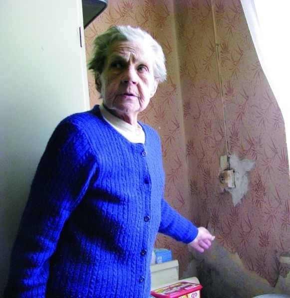 84-letnia Henryka Lipińska wie, że remont jest niezbędny, ale nie wie, jak ma przetrwać ten okres we własnym mieszkaniu