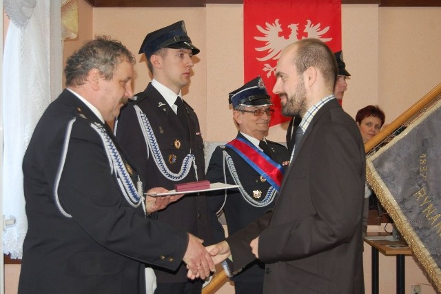 Leszek Gutkowski, naczelnik OSP Rynarzewo, odbiera gratulacje od Mieszka Klawikowskiego.