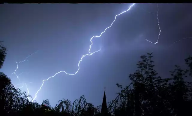 Piorun uderzył w dom na Chynowie. Budynek zaczął się palić.