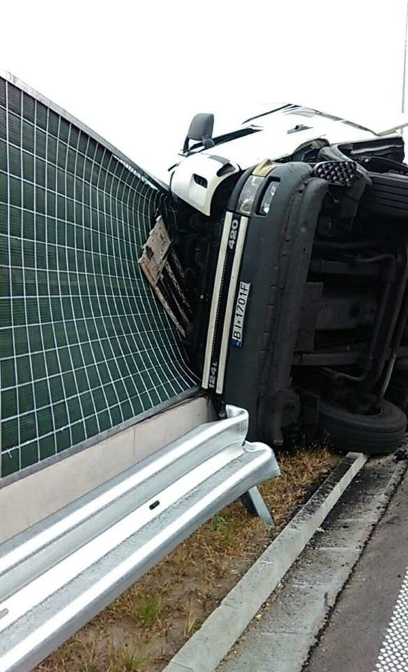 Zalesiany. Wypadek na nowej obwodnicy Księżyna. TIR uderzył w ekrany. Na drogę wysypał się węgiel [ZDJĘCIA]