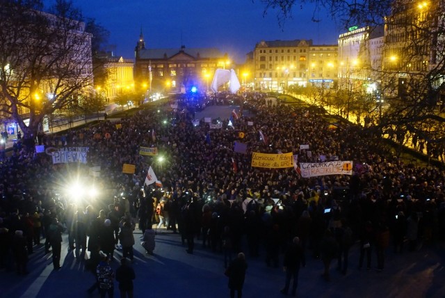 W czwartek o godz. 20, na placu Wolności rozpoczął się Łańcuch Światła z Wykrzyknikiem. Celem akcji było okazanie solidarności ze strajkującymi nauczycielami.