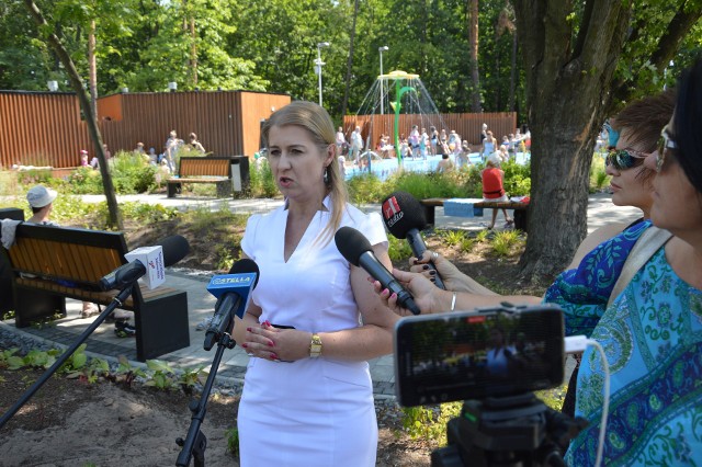 Zastępca prezydenta Stalowej Woli Renata Knap na konferencji prasowej w parku wodnym na temat programu 500 Plus