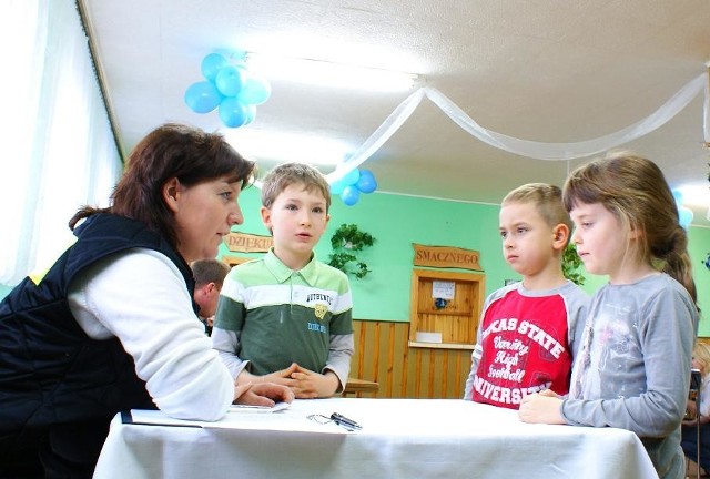 Katarzyna Wąsowicz, rzeczniczka nowosolskiej policji, zadawała wczoraj dzieciom pytania odnośnie bezpieczeństwa.