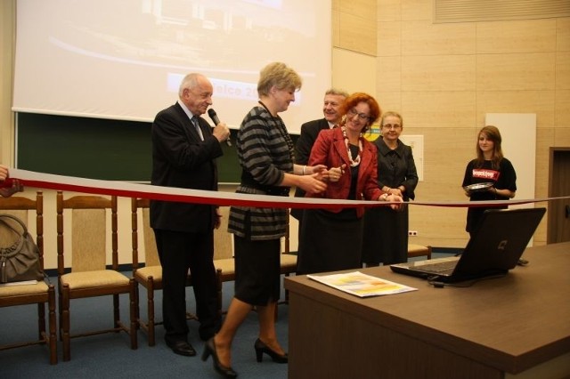Otwarcie uświetniło przecięcie wstęgi przez kurator oświaty i dyrektora Okręgowej Komisji Egzaminacyjnej w Łodzi.