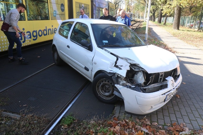 Pasażerowie tramwaju pomogli zepchnąć samochód na bok,...