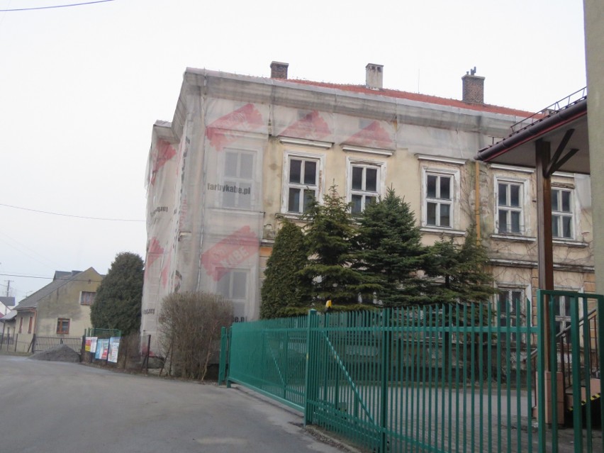 Budynek 120 - letniej szkoły w choczni opustoszał jeszcze...